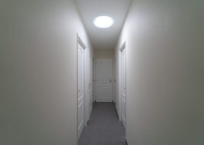 puits de lumière dans un couloir