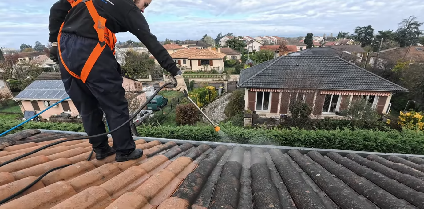 Direction la commune de Meyzieu, dans le Rhône pour un nouveau chantier : découvrez comment nous redonnons vie à des tuiles en terre cuite grâce à l'hydrofuge incolore.