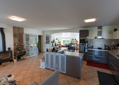 luminaire du client à 3000 K qui s'accorde avec perfection au ruban intégré du conduit de lumière