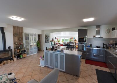 luminaire du client à 4500 K qui s'accorde avec perfection au ruban intégré du conduit de lumière