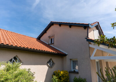 Vue d’ensemble d’une maison avec habillages de toiture en aluminium